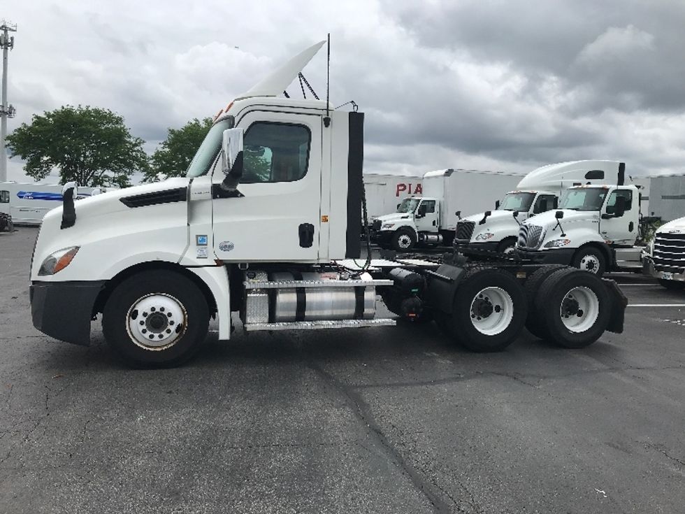 Day Cab Tractor-Heavy Duty Tractors-Freightliner-2020-T12664ST-Indianapolis-IN-312,912\n\t\tmiles-$ 52,500 - Image 4
