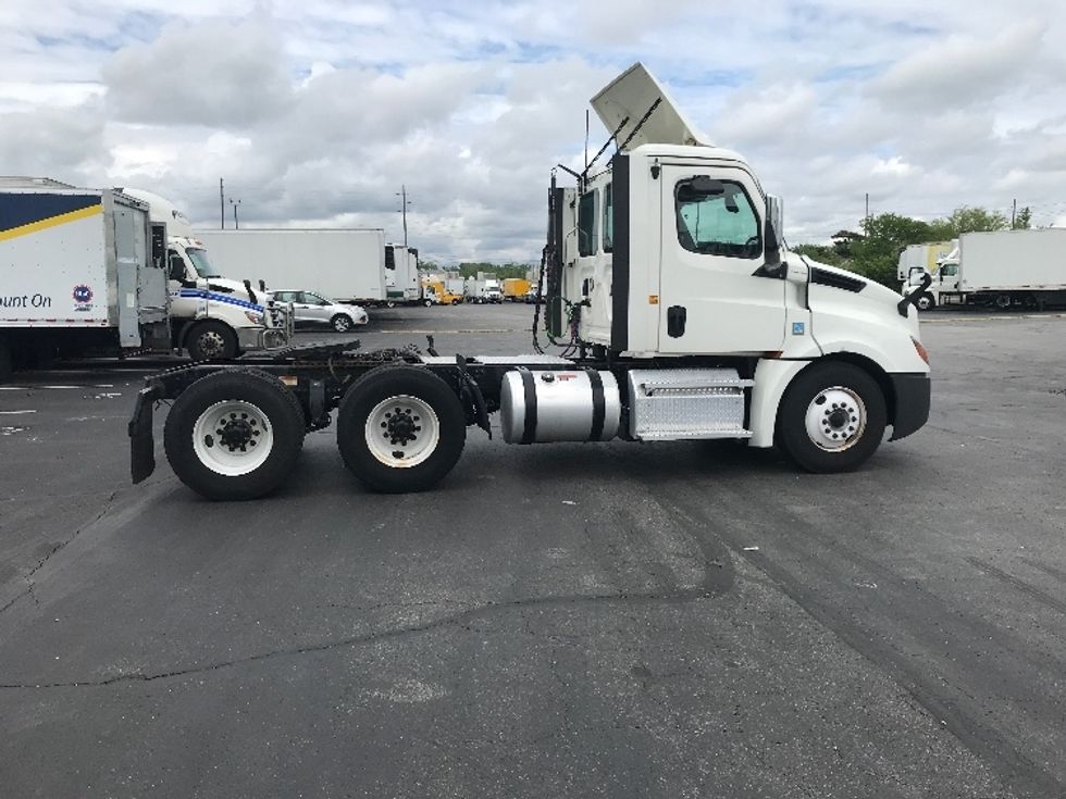 Day Cab Tractor-Heavy Duty Tractors-Freightliner-2020-T12664ST-Indianapolis-IN-312,912\n\t\tmiles-$ 52,500 - Image 8
