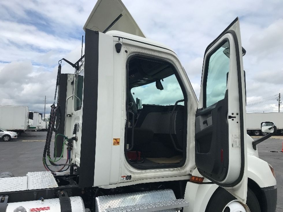 Day Cab Tractor-Heavy Duty Tractors-Freightliner-2020-T12664ST-Indianapolis-IN-312,912\n\t\tmiles-$ 57,250 - Image 12