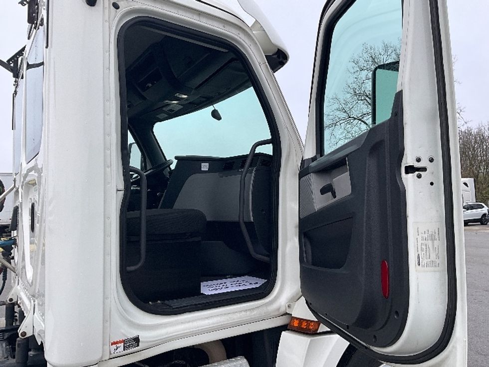 Day Cab Tractor-Heavy Duty Tractors-Freightliner-2020-T12664ST-Indianapolis-IN-325,014\n\t\tmiles-$ 68,500 - Image 12