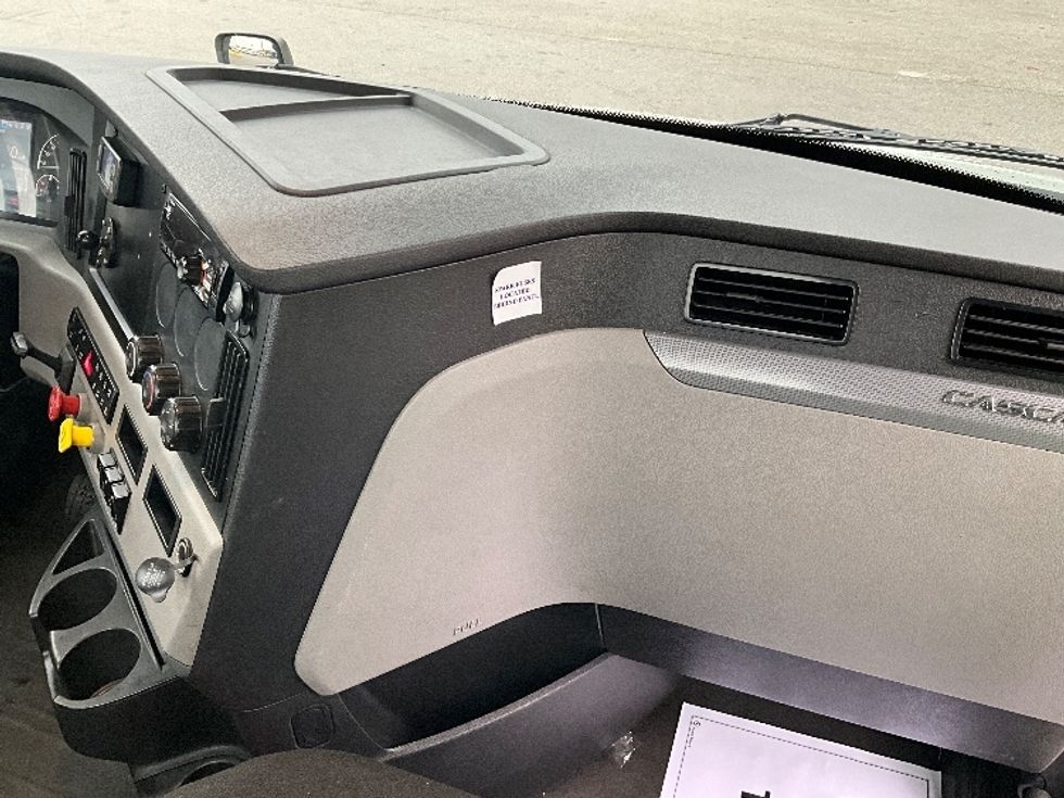 Day Cab Tractor-Heavy Duty Tractors-Freightliner-2020-T12664ST-Indianapolis-IN-325,014\n\t\tmiles-$ 68,500 - Image 13