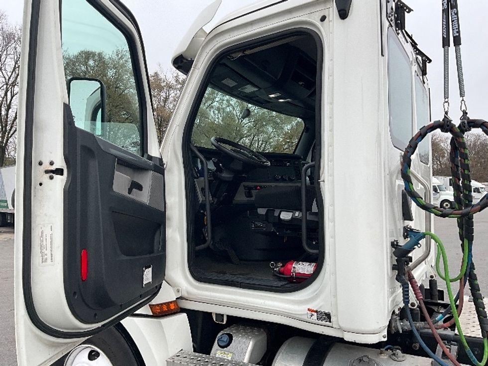 Day Cab Tractor-Heavy Duty Tractors-Freightliner-2020-T12664ST-Indianapolis-IN-325,014\n\t\tmiles-$ 68,500 - Image 9