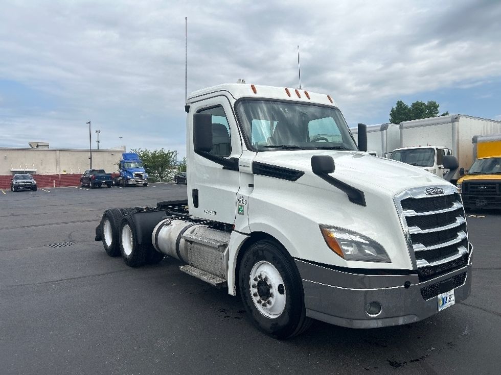 Day Cab Tractor-Heavy Duty Tractors-Freightliner-2020-T12664ST-Indianapolis-IN-337,425\n\t\tmiles-$ 48,500 - Image 1