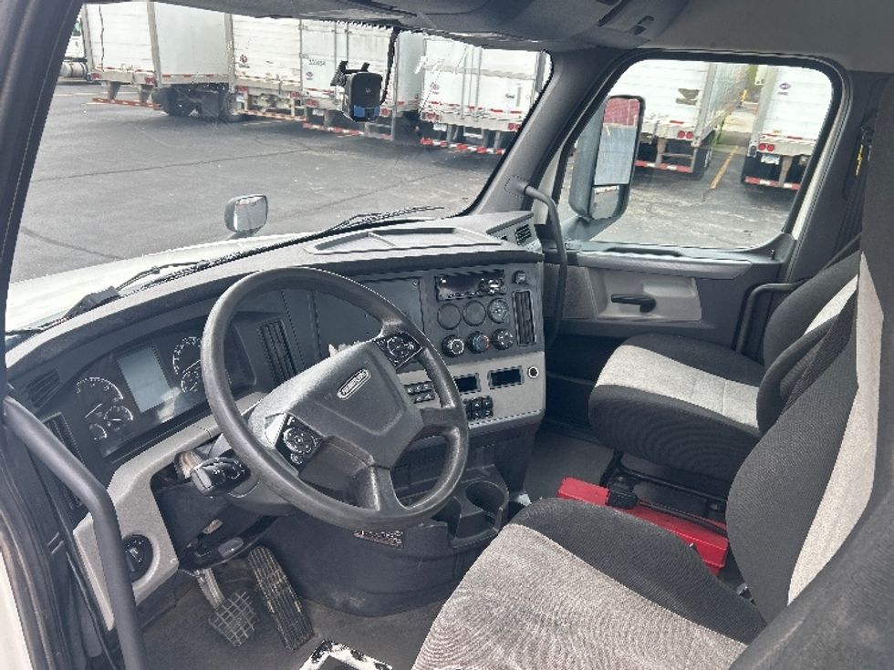 Day Cab Tractor-Heavy Duty Tractors-Freightliner-2020-T12664ST-Indianapolis-IN-337,425\n\t\tmiles-$ 48,500 - Image 10