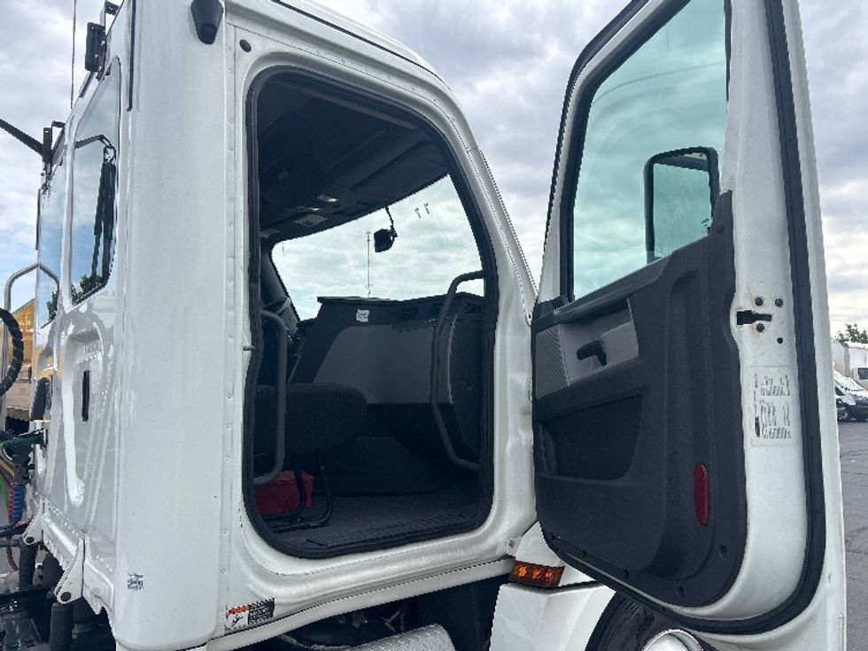 Day Cab Tractor-Heavy Duty Tractors-Freightliner-2020-T12664ST-Indianapolis-IN-337,425\n\t\tmiles-$ 48,500 - Image 12