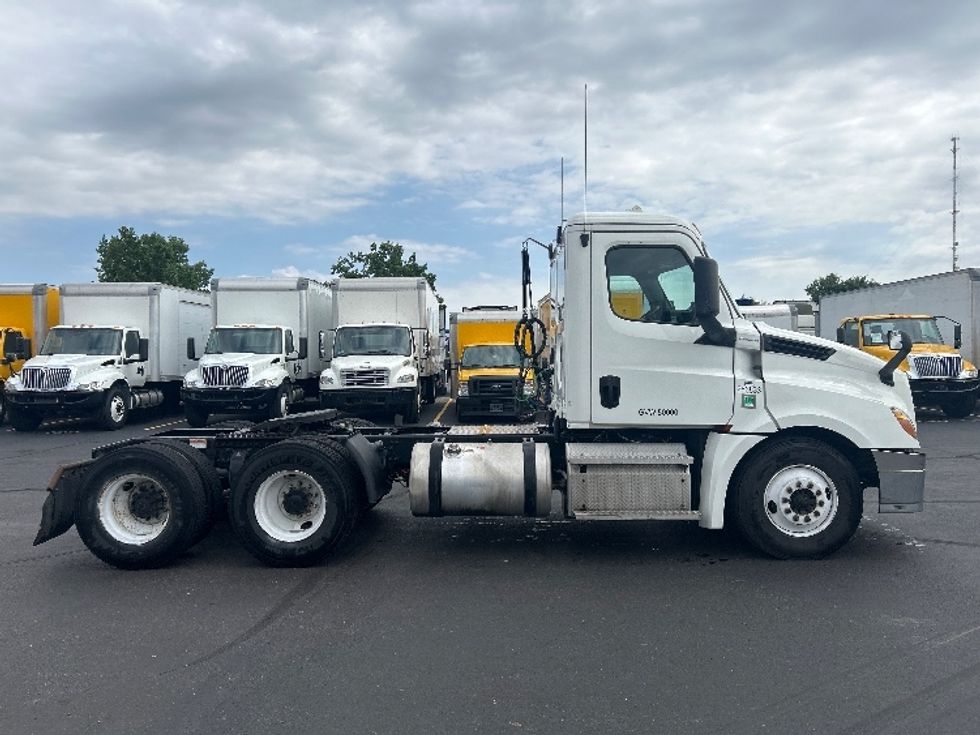 Day Cab Tractor-Heavy Duty Tractors-Freightliner-2020-T12664ST-Indianapolis-IN-337,425\n\t\tmiles-$ 48,500 - Image 8