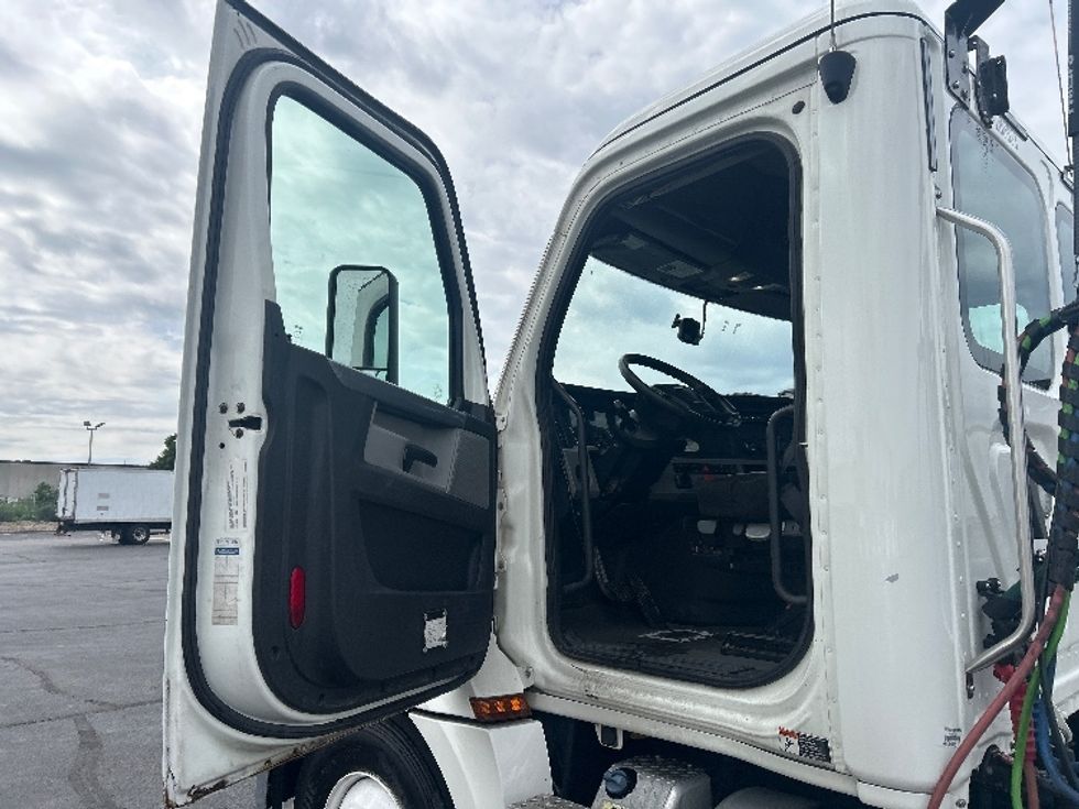 Day Cab Tractor-Heavy Duty Tractors-Freightliner-2020-T12664ST-Indianapolis-IN-337,425\n\t\tmiles-$ 48,500 - Image 9