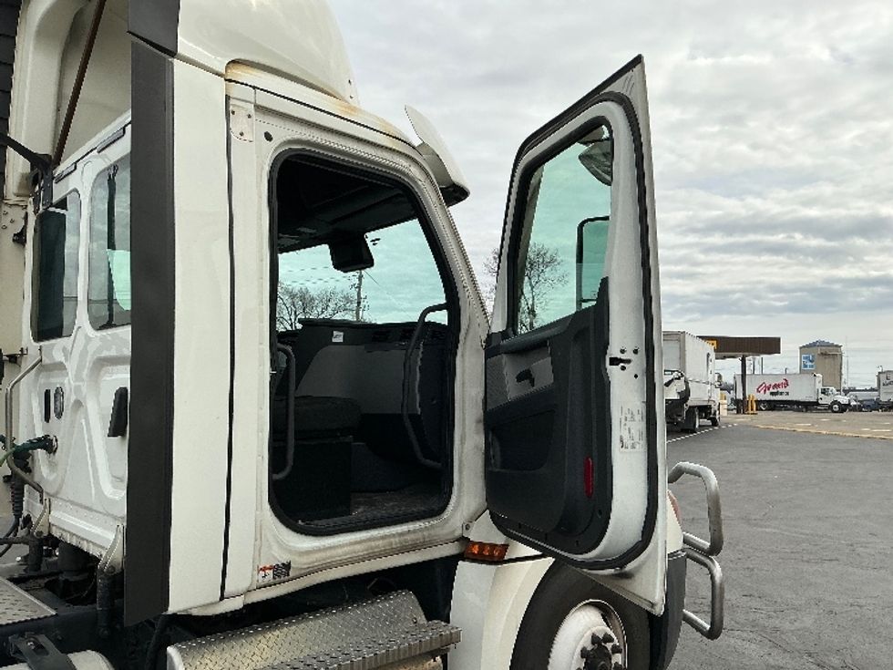 Day Cab Tractor-Heavy Duty Tractors-Freightliner-2020-T12664ST-Indianapolis-IN-565,589\n\t\tmiles-$ 36,750 - Image 12