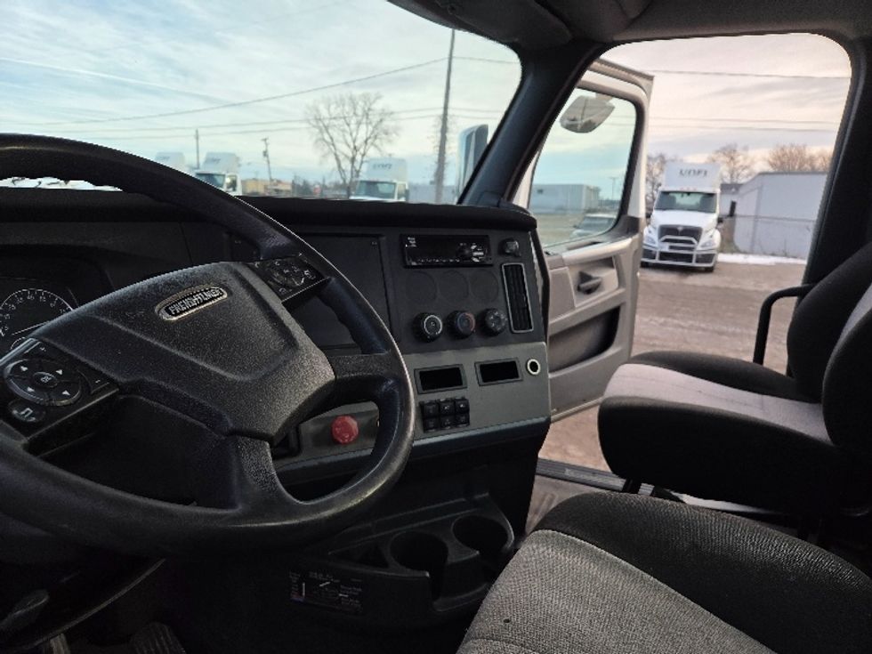 Day Cab Tractor-Heavy Duty Tractors-Freightliner-2020-T12664ST-Jackson-MI-181,128\n\t\tmiles-$ 58,500 - Image 10