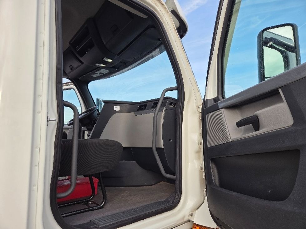 Day Cab Tractor-Heavy Duty Tractors-Freightliner-2020-T12664ST-Jackson-MI-181,128\n\t\tmiles-$ 58,500 - Image 12