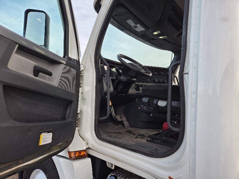 Day Cab Tractor-Heavy Duty Tractors-Freightliner-2020-T12664ST-Jackson-MI-181,128\n\t\tmiles-$ 58,500 - Image 9