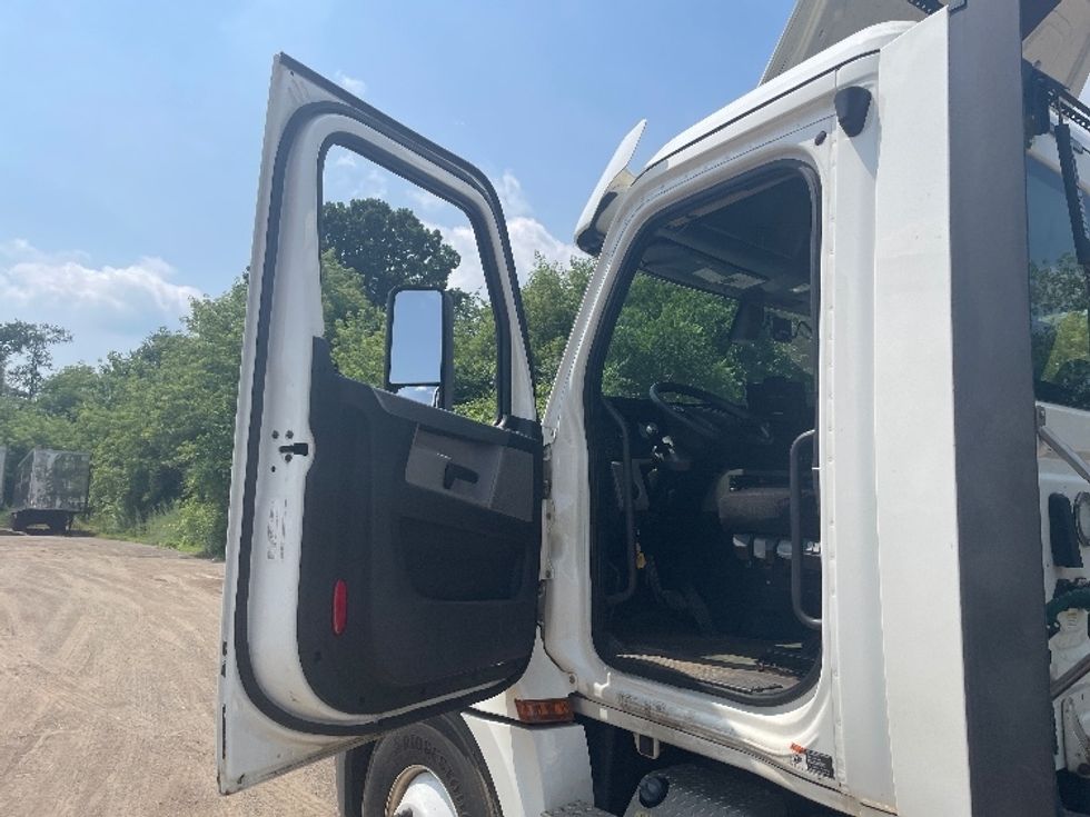 Day Cab Tractor-Heavy Duty Tractors-Freightliner-2020-T12664ST-Jackson-MI-242,597\n\t\tmiles-$ 58,000 - Image 9