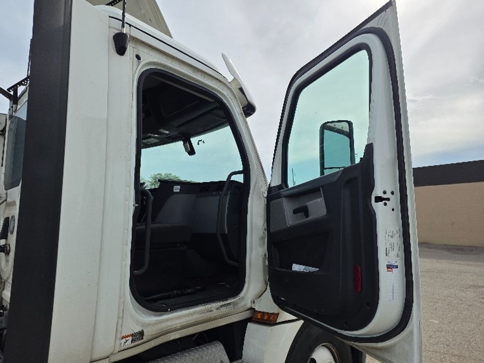 Day Cab Tractor-Heavy Duty Tractors-Freightliner-2020-T12664ST-Jackson-MI-248,797\n\t\tmiles-$ 55,000 - Image 12