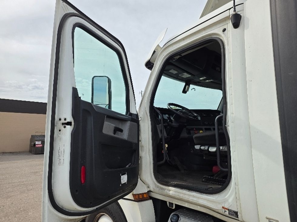 Day Cab Tractor-Heavy Duty Tractors-Freightliner-2020-T12664ST-Jackson-MI-248,797\n\t\tmiles-$ 55,000 - Image 9