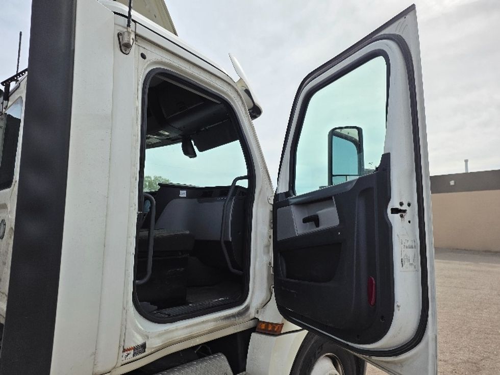 Day Cab Tractor-Heavy Duty Tractors-Freightliner-2020-T12664ST-Jackson-MI-296,410\n\t\tmiles-$ 52,750 - Image 12