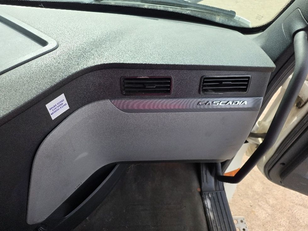 Day Cab Tractor-Heavy Duty Tractors-Freightliner-2020-T12664ST-Jackson-MI-296,410\n\t\tmiles-$ 52,750 - Image 13