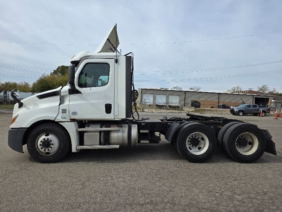 Day Cab Tractor-Heavy Duty Tractors-Freightliner-2020-T12664ST-Jackson-MI-296,410\n\t\tmiles-$ 52,750 - Image 4