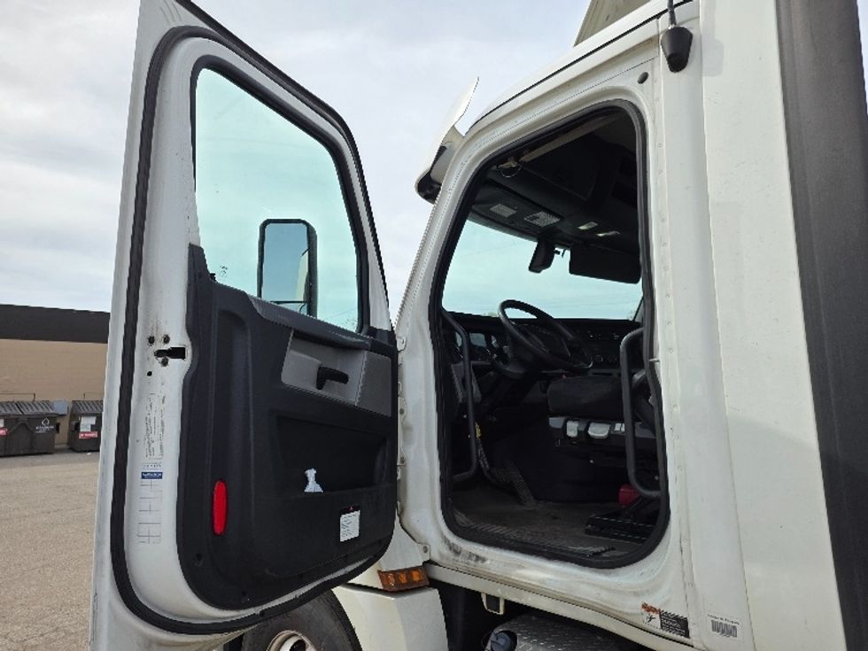 Day Cab Tractor-Heavy Duty Tractors-Freightliner-2020-T12664ST-Jackson-MI-296,410\n\t\tmiles-$ 52,750 - Image 9