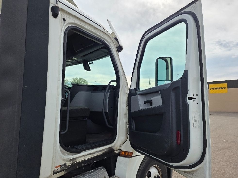 Day Cab Tractor-Heavy Duty Tractors-Freightliner-2020-T12664ST-Jackson-MI-302,571\n\t\tmiles-$ 52,250 - Image 12