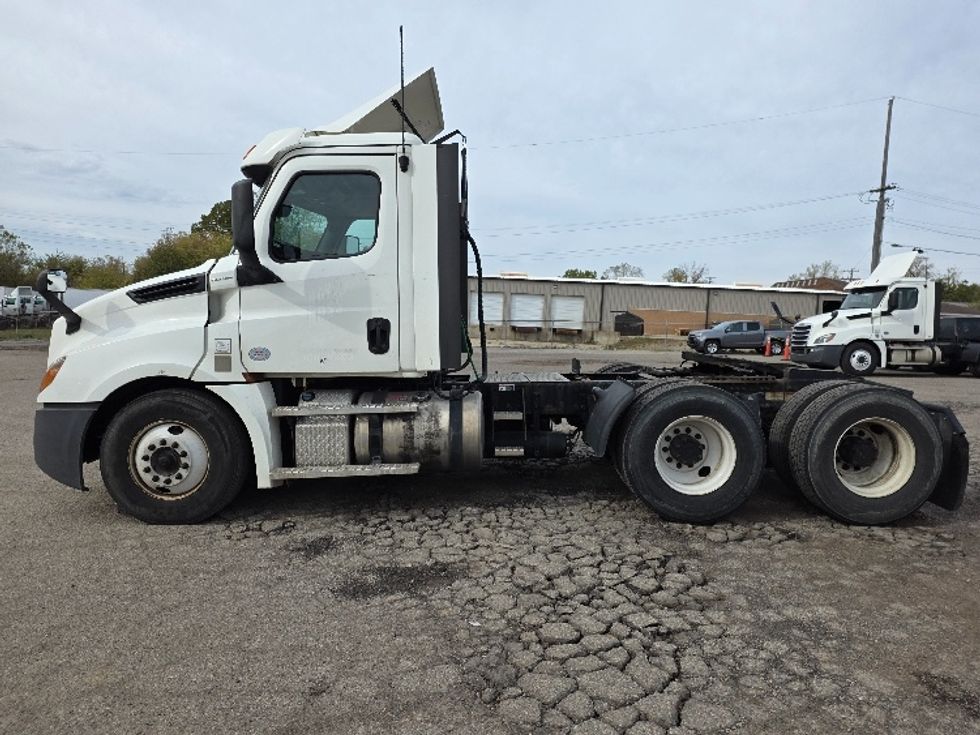 Day Cab Tractor-Heavy Duty Tractors-Freightliner-2020-T12664ST-Jackson-MI-302,571\n\t\tmiles-$ 52,250 - Image 4