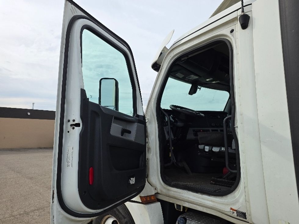 Day Cab Tractor-Heavy Duty Tractors-Freightliner-2020-T12664ST-Jackson-MI-302,571\n\t\tmiles-$ 52,250 - Image 9