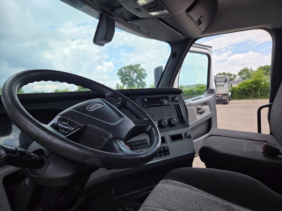 Day Cab Tractor-Heavy Duty Tractors-Freightliner-2020-T12664ST-Jackson-MI-302,836\n\t\tmiles-$ 55,000 - Image 10