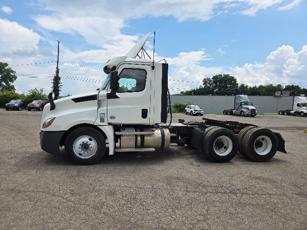 Day Cab Tractor-Heavy Duty Tractors-Freightliner-2020-T12664ST-Jackson-MI-302,836\n\t\tmiles-$ 55,000 - Image 4