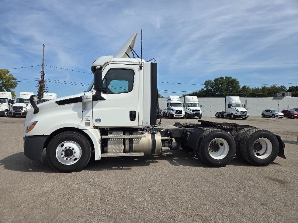 Day Cab Tractor-Heavy Duty Tractors-Freightliner-2020-T12664ST-Jackson-MI-315,820\n\t\tmiles-$ 54,500 - Image 4