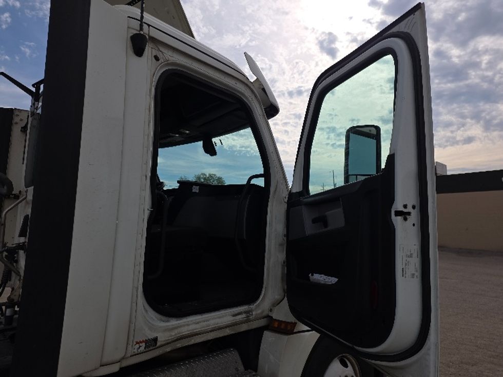 Day Cab Tractor-Heavy Duty Tractors-Freightliner-2020-T12664ST-Jackson-MI-324,038\n\t\tmiles-$ 51,250 - Image 12