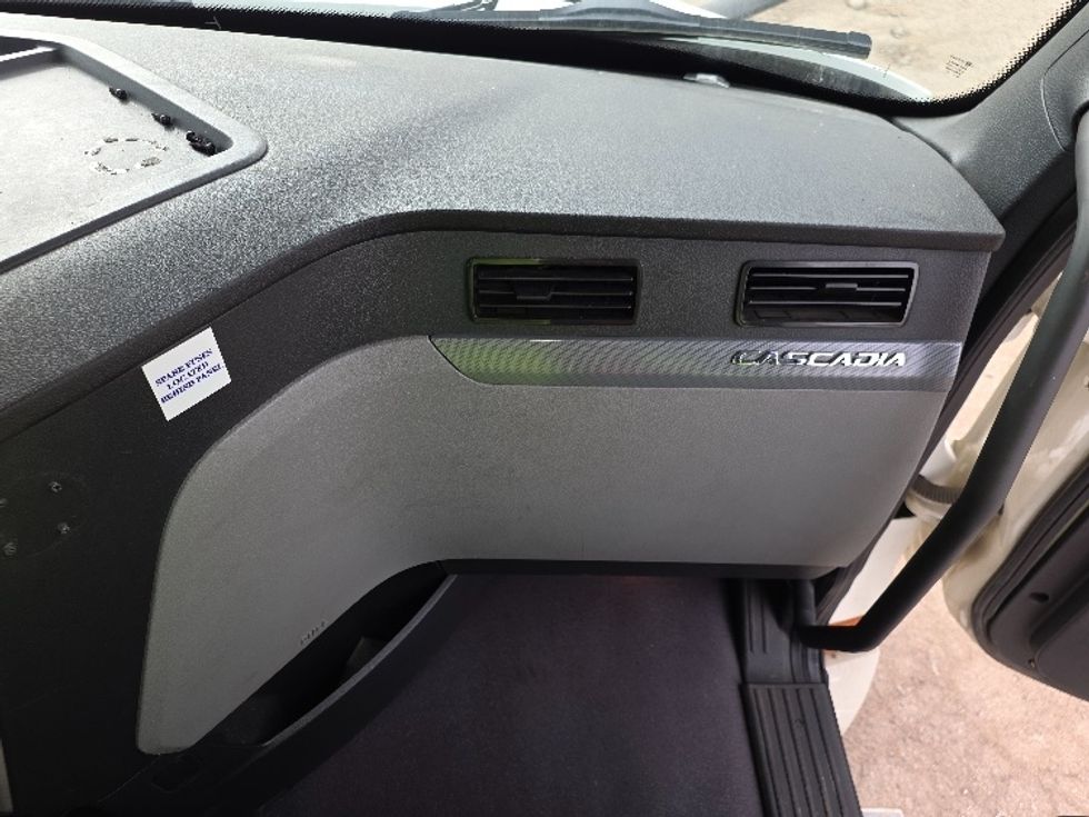 Day Cab Tractor-Heavy Duty Tractors-Freightliner-2020-T12664ST-Jackson-MI-324,038\n\t\tmiles-$ 51,250 - Image 13