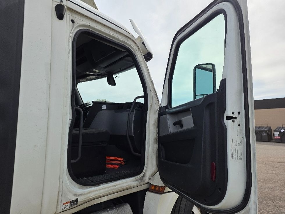 Day Cab Tractor-Heavy Duty Tractors-Freightliner-2020-T12664ST-Jackson-MI-334,030\n\t\tmiles-$ 50,750 - Image 12