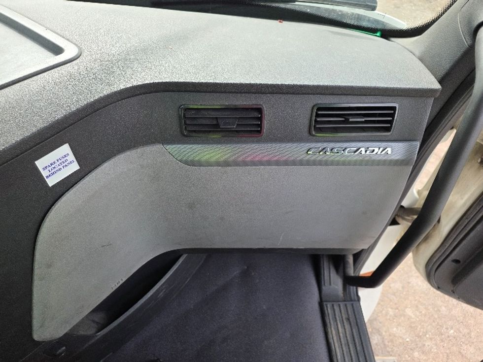 Day Cab Tractor-Heavy Duty Tractors-Freightliner-2020-T12664ST-Jackson-MI-334,030\n\t\tmiles-$ 50,750 - Image 13