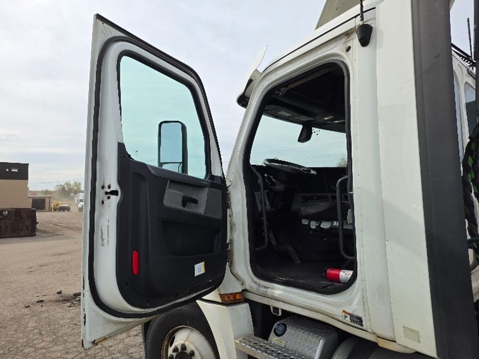 Day Cab Tractor-Heavy Duty Tractors-Freightliner-2020-T12664ST-Jackson-MI-334,030\n\t\tmiles-$ 50,750 - Image 9