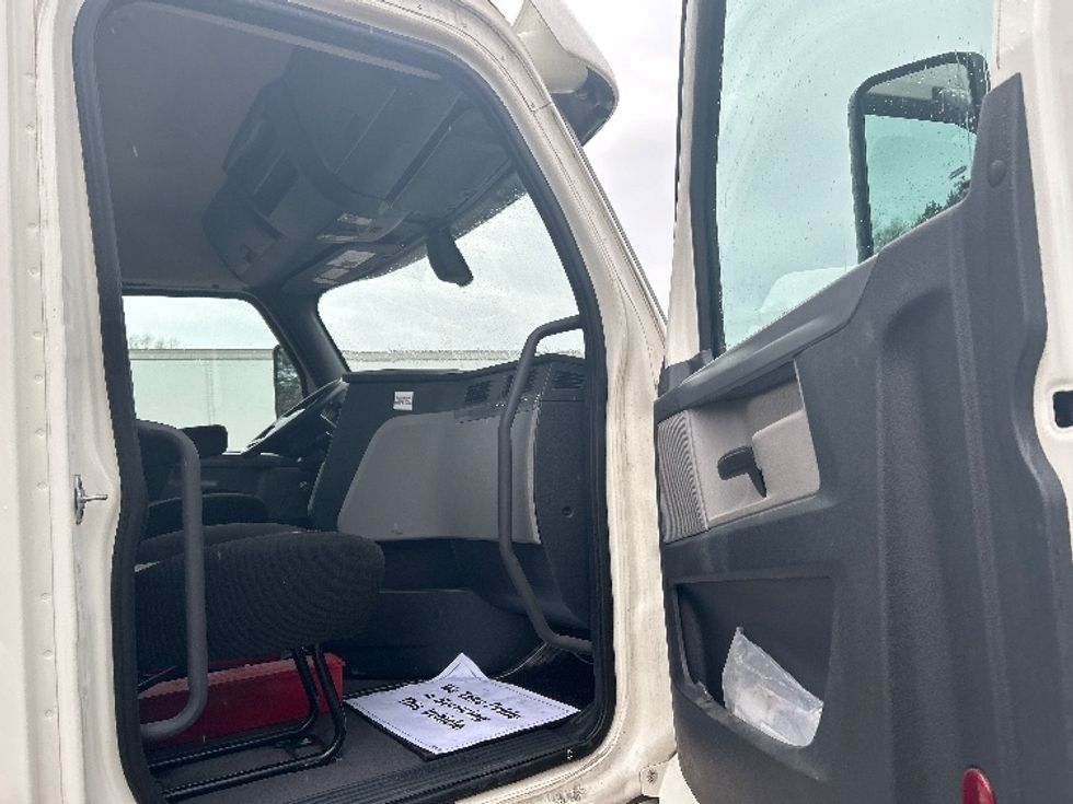 Day Cab Tractor-Heavy Duty Tractors-Freightliner-2020-T12664ST-Jackson-MS-326,012\n\t\tmiles-$ 54,500 - Image 12