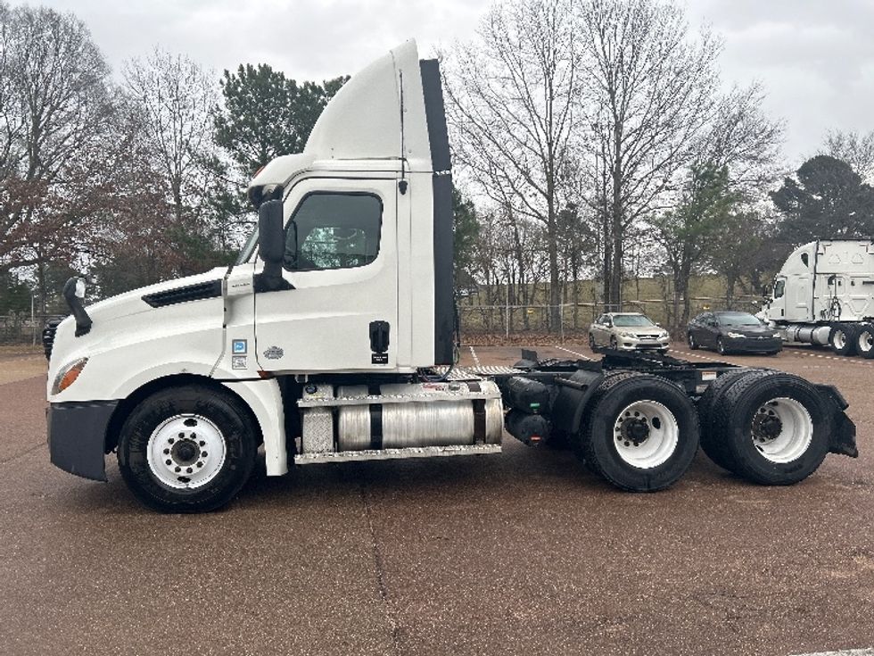 Day Cab Tractor-Heavy Duty Tractors-Freightliner-2020-T12664ST-Jackson-MS-326,012\n\t\tmiles-$ 54,500 - Image 4