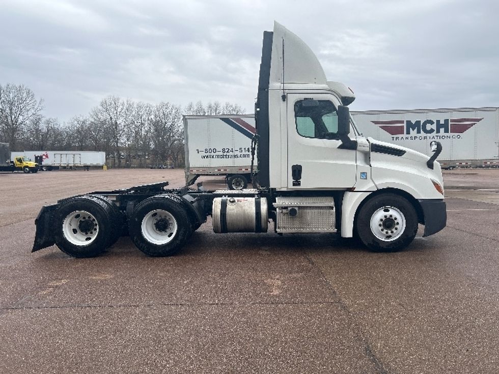 Day Cab Tractor-Heavy Duty Tractors-Freightliner-2020-T12664ST-Jackson-MS-326,012\n\t\tmiles-$ 54,500 - Image 8
