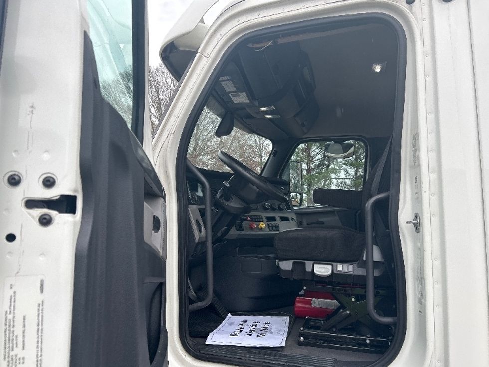 Day Cab Tractor-Heavy Duty Tractors-Freightliner-2020-T12664ST-Jackson-MS-326,012\n\t\tmiles-$ 54,500 - Image 9