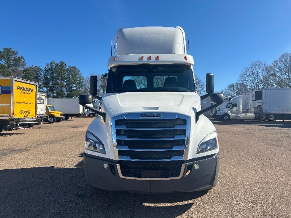 Day Cab Tractor-Heavy Duty Tractors-Freightliner-2020-T12664ST-Jackson-MS-372,911\n\t\tmiles-$ 53,000 - Image 2