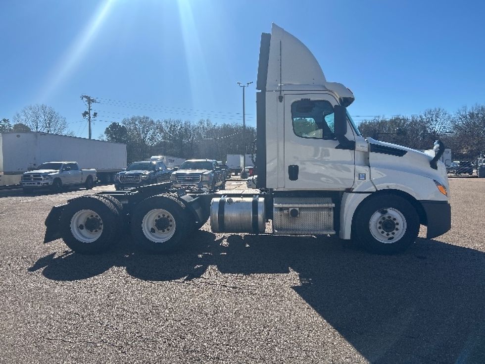Day Cab Tractor-Heavy Duty Tractors-Freightliner-2020-T12664ST-Jackson-MS-372,911\n\t\tmiles-$ 53,000 - Image 8