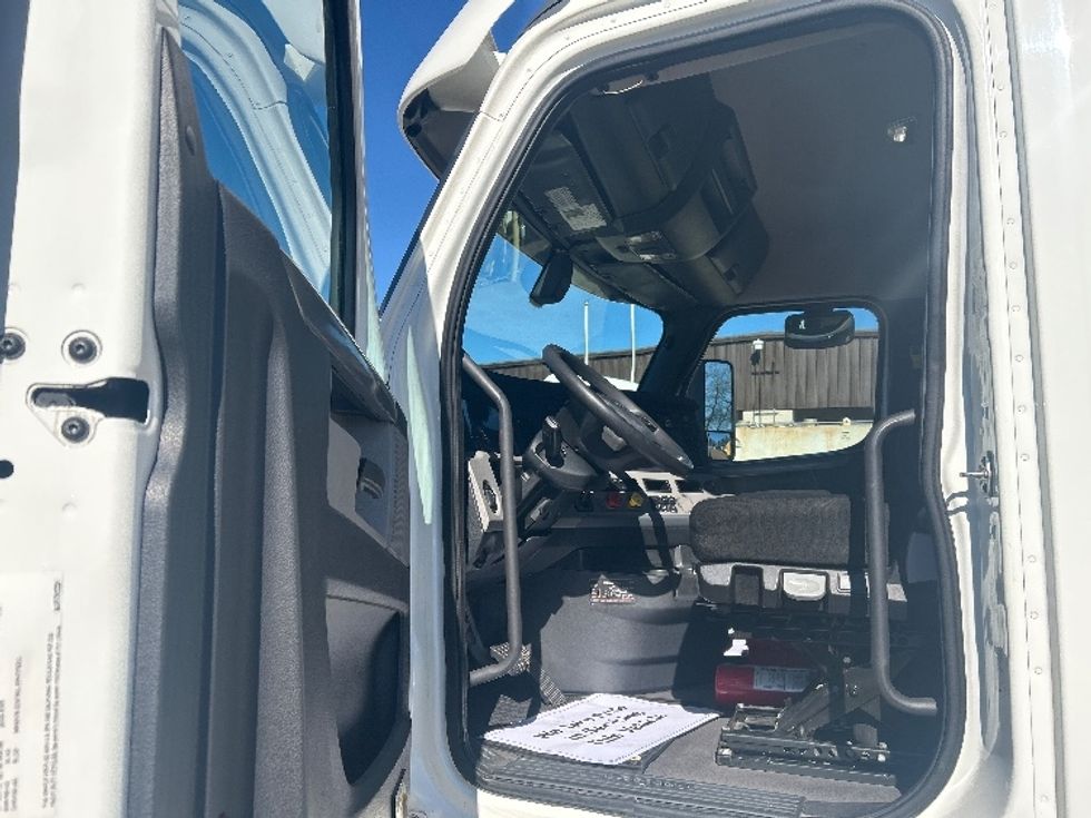 Day Cab Tractor-Heavy Duty Tractors-Freightliner-2020-T12664ST-Jackson-MS-372,911\n\t\tmiles-$ 53,000 - Image 9