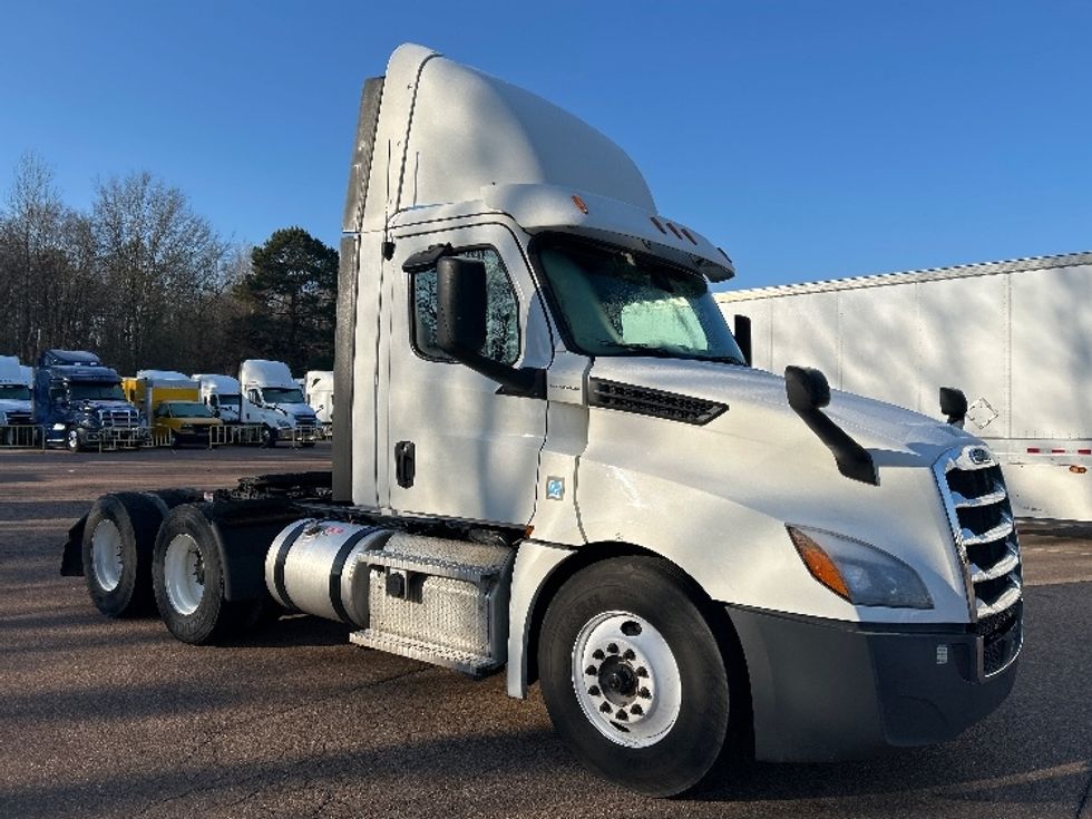 Day Cab Tractor-Heavy Duty Tractors-Freightliner-2020-T12664ST-Jackson-MS-378,822\n\t\tmiles-$ 51,500 - Image 1