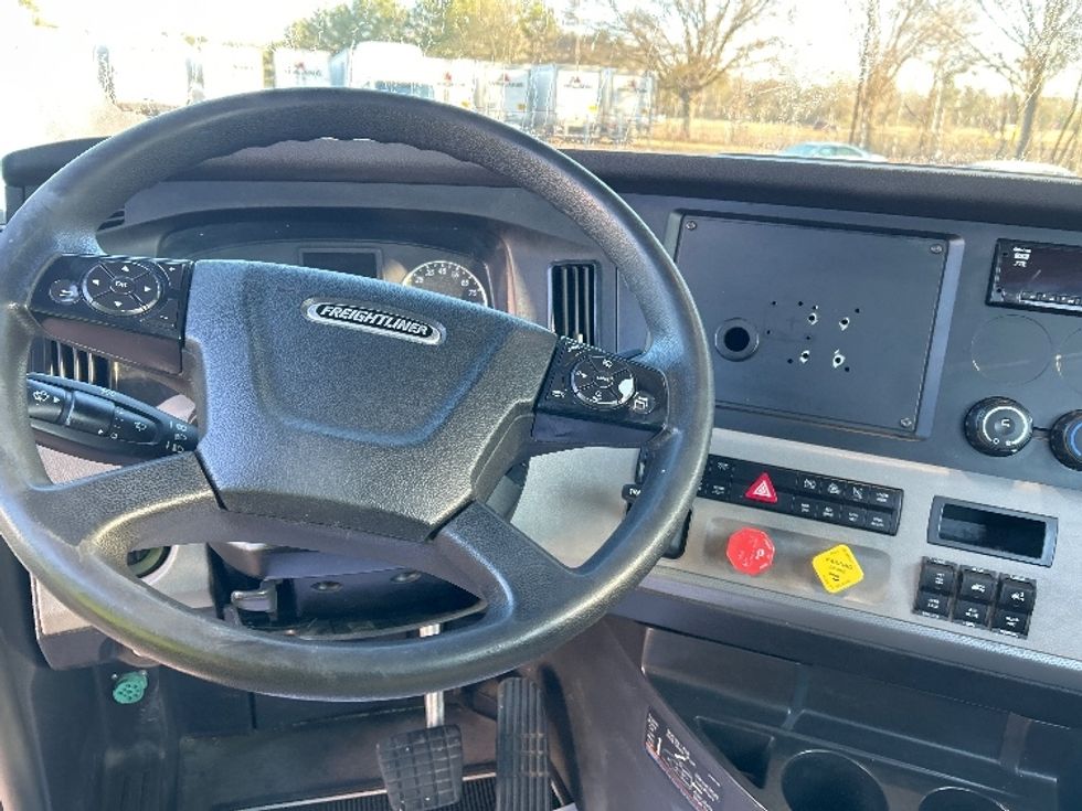 Day Cab Tractor-Heavy Duty Tractors-Freightliner-2020-T12664ST-Jackson-MS-378,822\n\t\tmiles-$ 51,500 - Image 11