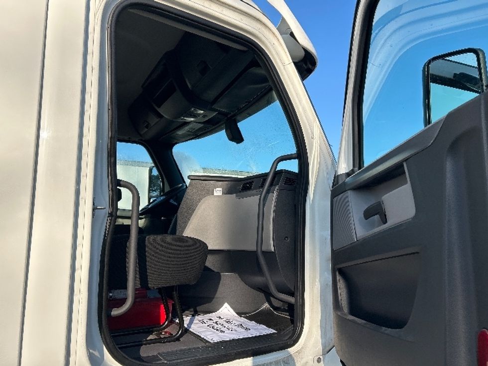 Day Cab Tractor-Heavy Duty Tractors-Freightliner-2020-T12664ST-Jackson-MS-378,822\n\t\tmiles-$ 51,500 - Image 12