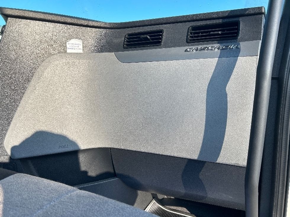 Day Cab Tractor-Heavy Duty Tractors-Freightliner-2020-T12664ST-Jackson-MS-378,822\n\t\tmiles-$ 51,500 - Image 13