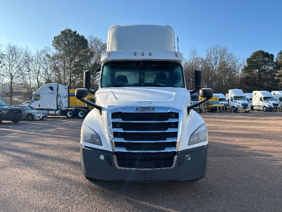 Day Cab Tractor-Heavy Duty Tractors-Freightliner-2020-T12664ST-Jackson-MS-378,822\n\t\tmiles-$ 51,500 - Image 2