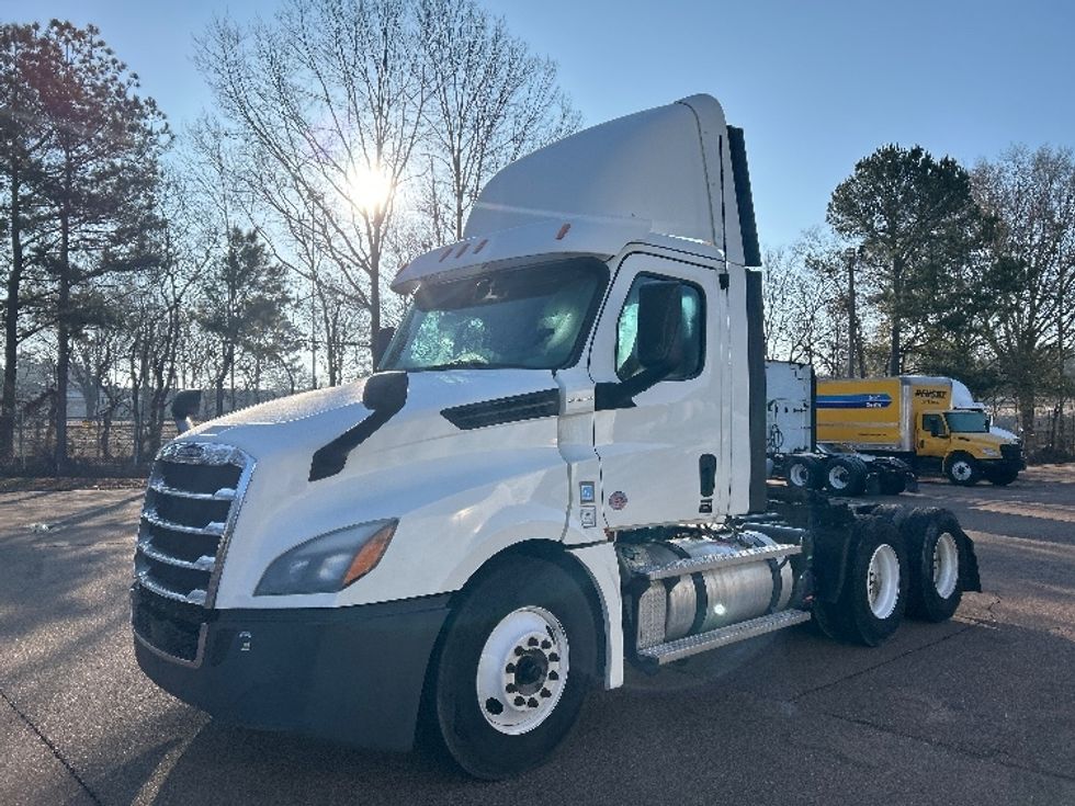 Day Cab Tractor-Heavy Duty Tractors-Freightliner-2020-T12664ST-Jackson-MS-378,822\n\t\tmiles-$ 51,500 - Image 3