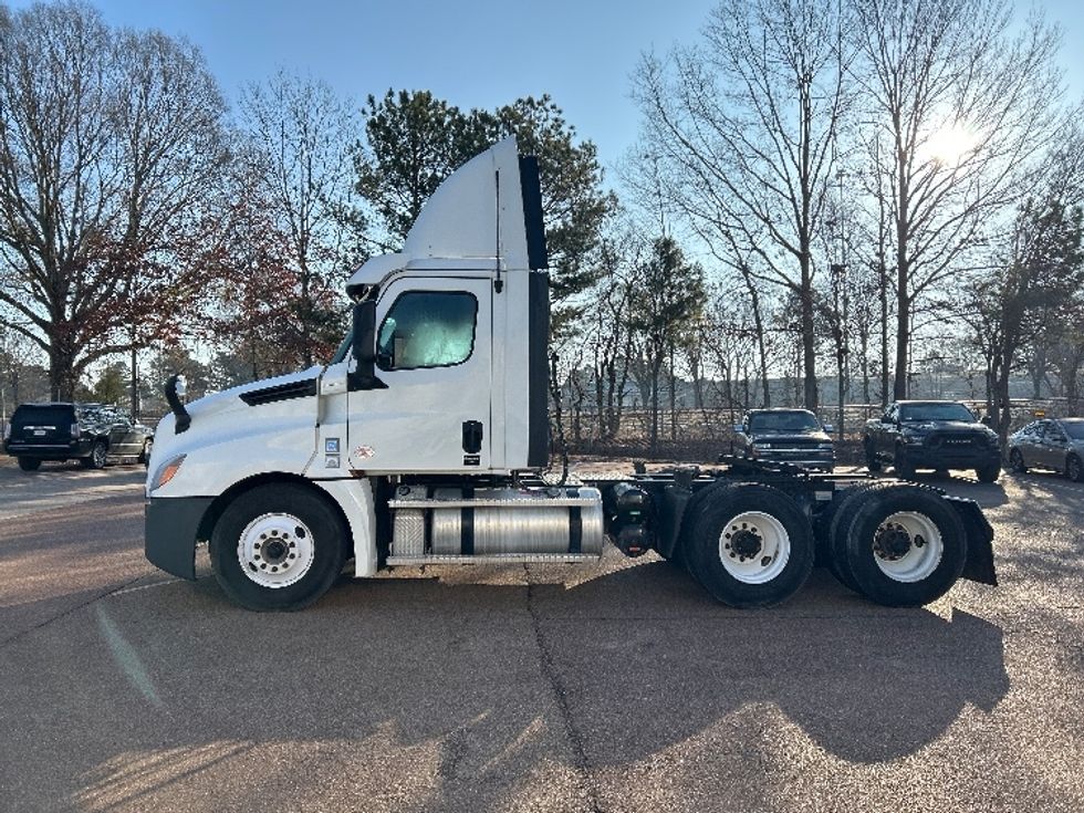 Day Cab Tractor-Heavy Duty Tractors-Freightliner-2020-T12664ST-Jackson-MS-378,822\n\t\tmiles-$ 51,500 - Image 4