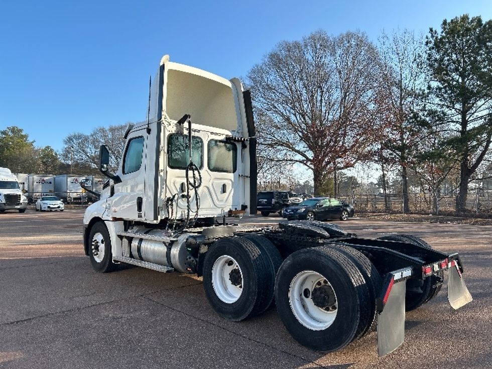 Day Cab Tractor-Heavy Duty Tractors-Freightliner-2020-T12664ST-Jackson-MS-378,822\n\t\tmiles-$ 51,500 - Image 5