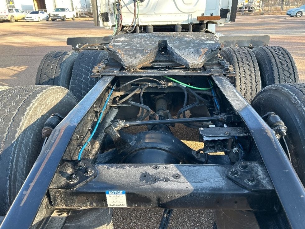 Day Cab Tractor-Heavy Duty Tractors-Freightliner-2020-T12664ST-Jackson-MS-378,822\n\t\tmiles-$ 51,500 - Image 6