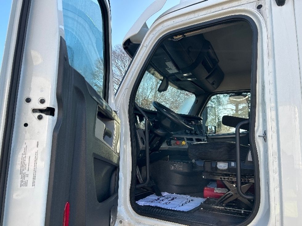 Day Cab Tractor-Heavy Duty Tractors-Freightliner-2020-T12664ST-Jackson-MS-378,822\n\t\tmiles-$ 51,500 - Image 9